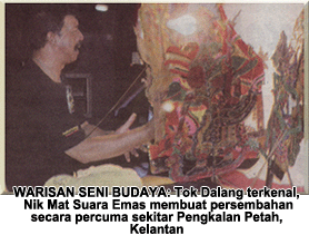 WARISAN SENI BUDAYA: Tok Dalang terkenal, Nik Mat Suara Emas membuat persembahan secara percuma sekitar Pengkalan Petah, Kelantan