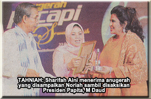 TAHNIAH: Sharifah Aini menerima anugerah yang disampai Noriah sambil disaksikan Presiden Papita, M Daud