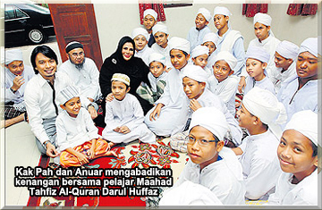 Kak Pah dan Anuar mengabadikan kenangan bersama pelajar Maahad Tahfiz Al-Quran Darul Huffaz