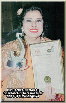 BIDUANITA NEGARA: Sharifah Aini bersama trofi dan sijil dimenanginya
