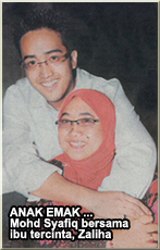 ANAK EMAK ... Mohd Syafiq bersama ibu tercinta, Zaliha 