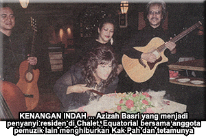 KENANGAN INDAH ... Azizah Basri yang menjadi penyanyi residen di Chalet, Equatorial bersama anggota pemuzik lain menghiburkan kak Pah dan tetamunya